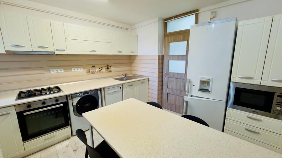Apartament cu 4 camere decomandat în Micro 17