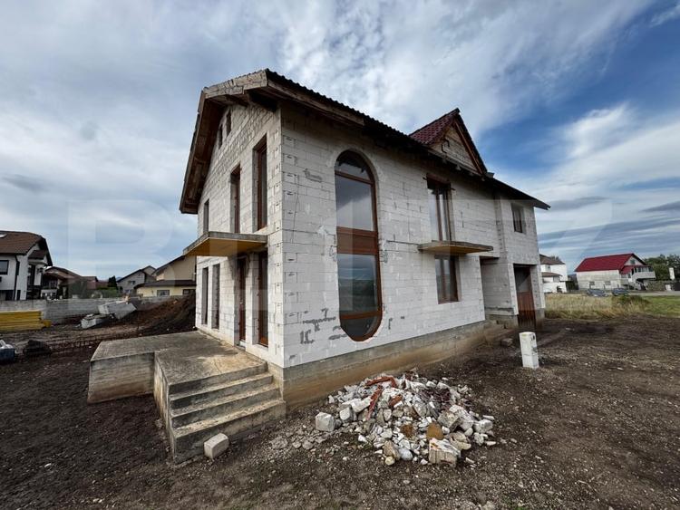 Casă individuală cu 4 camere cu Garaj în Cetate