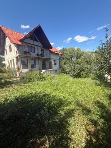 Casă individuală cu 6 camere cu Canalizare în Salcea