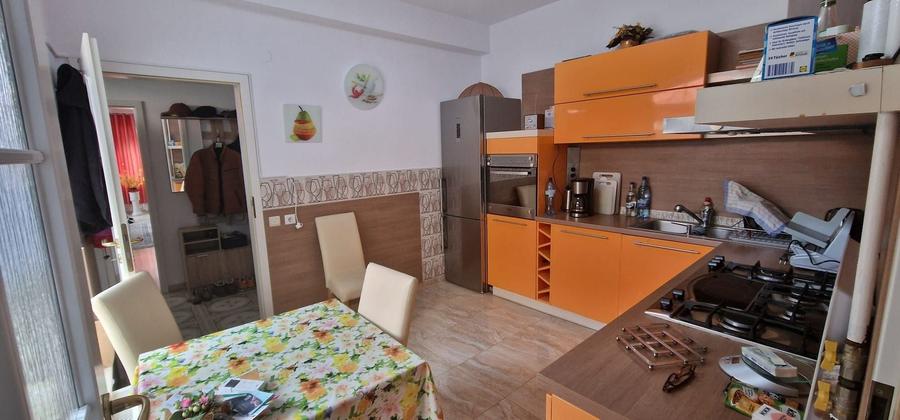 Casă individuală cu 5 camere cu Canalizare în Central