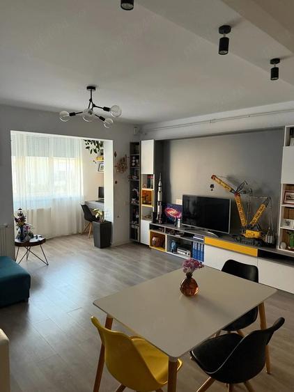 Apartament cu 3 camere decomandat, mobilat în Girocului