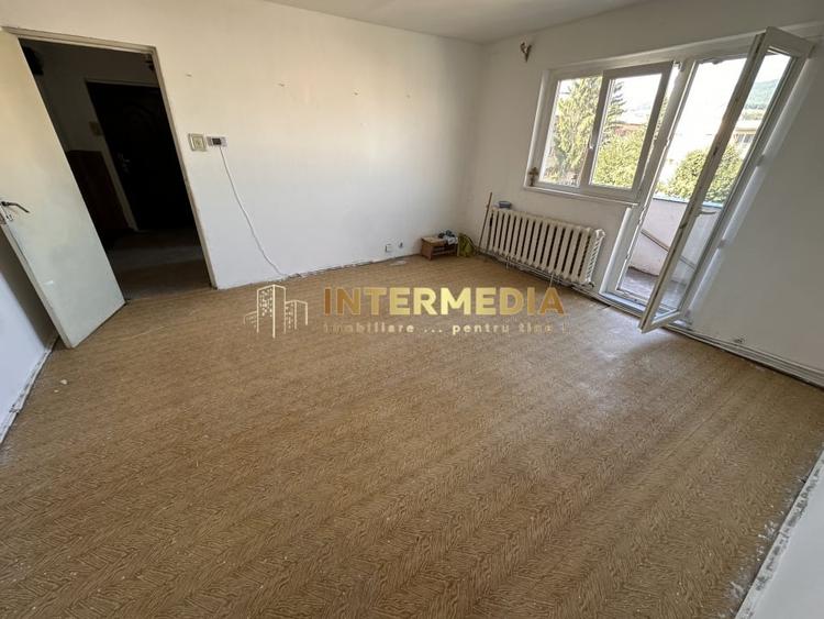 Apartament cu 2 camere semidecomandat în Cetate