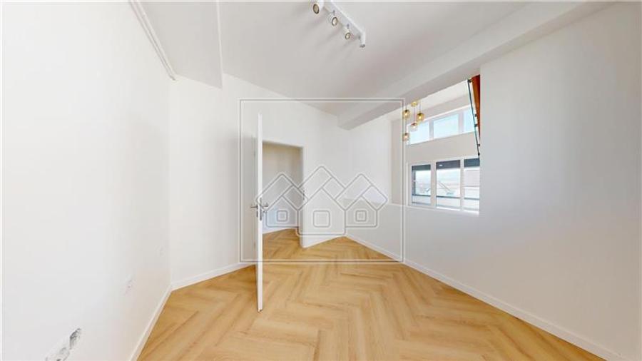 Penthouse cu 4 camere semidecomandat în Exterior Vest