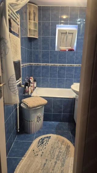 Apartament cu 3 camere semidecomandat în Rovine