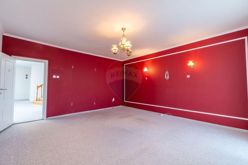 Casă individuală cu 8 camere cu Teren 450 Mp în Gruia