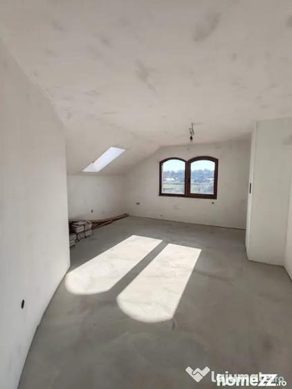 Casă cu 5 camere cu Teren 2305 Mp în Lăpuș