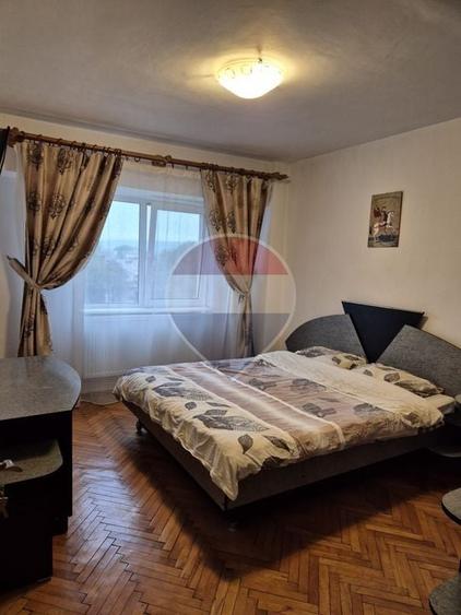 Apartament cu 4 camere decomandat, mobilat în Central