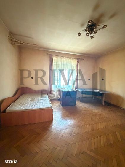 Casă cu 8 camere cu Teren 908 Mp în Steaua