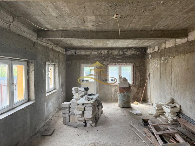 Casă individuală cu 5 camere cu Canalizare în Luncani