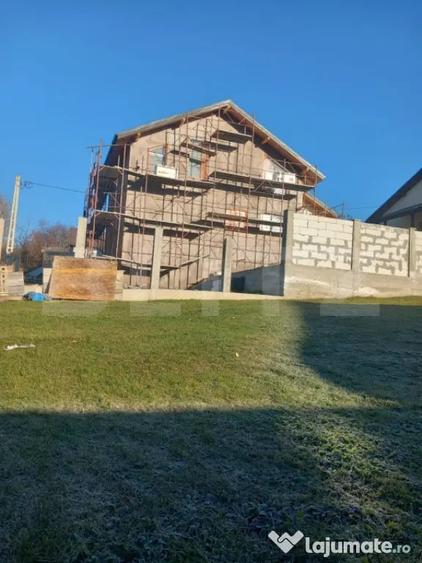 Casă cu 5 camere cu Teren 500 Mp în Valea Adâncă