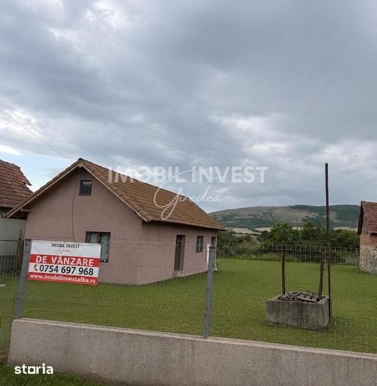 Casă cu 2 camere cu Teren 2377 Mp în Benic
