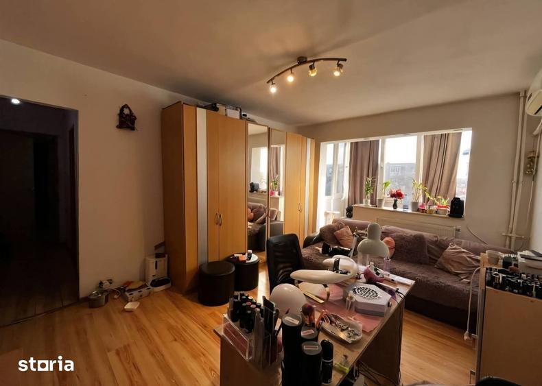 Apartament cu 3 camere semidecomandat în Calea București