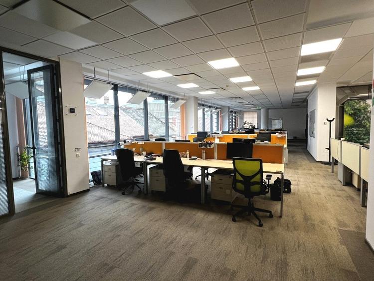 Birou, de 375 mp, în Central