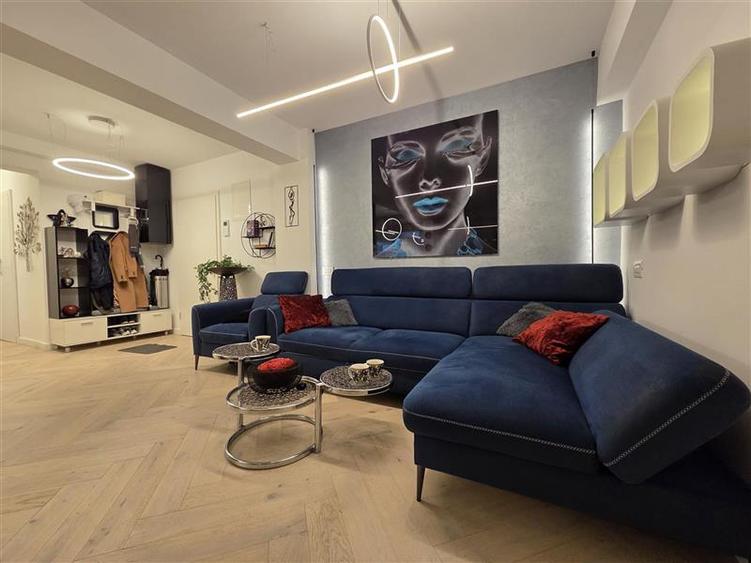 Apartament cu 3 camere semidecomandat, mobilat în Noua