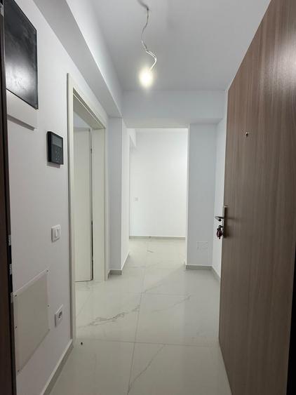 Apartament cu 3 camere decomandat în Tractorul