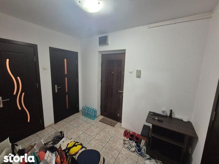 Apartament cu 3 camere semidecomandat, mobilat în Titan