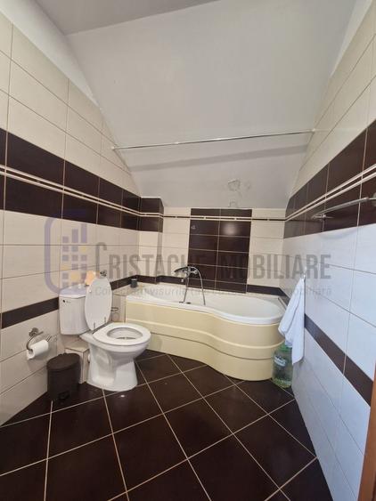 Casă individuală cu 5 camere cu Canalizare în Central