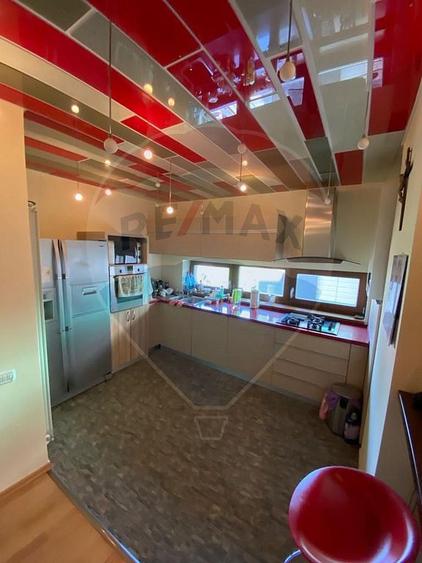 Apartament cu 3 camere decomandat în Est