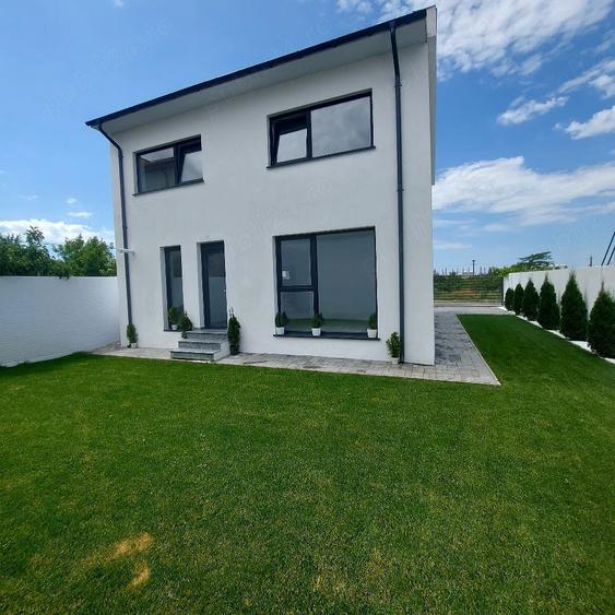 Casă cu Teren 301 Mp în Est
