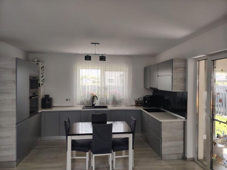 Casă cu 3 camere în Jucu