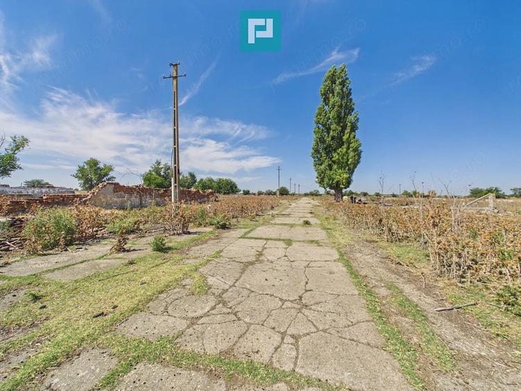 Teren de 146866 mp, în Periferie