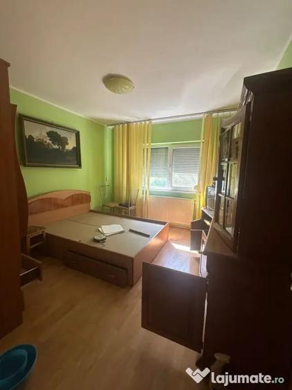 Apartament cu 3 camere semidecomandat în Buzaului