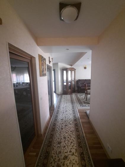 Casă individuală cu 7 camere cu Garaj în Alexandru cel Bun