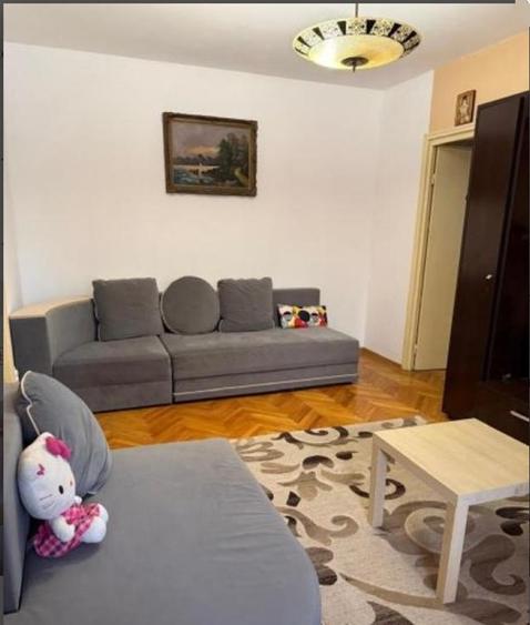 Apartament cu 3 camere semidecomandat, mobilat în Pajura