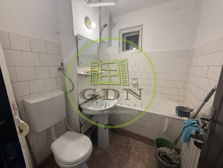 Apartament cu 3 camere decomandat în Calea București