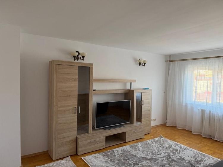 Apartament cu 2 camere decomandat în Trocadero