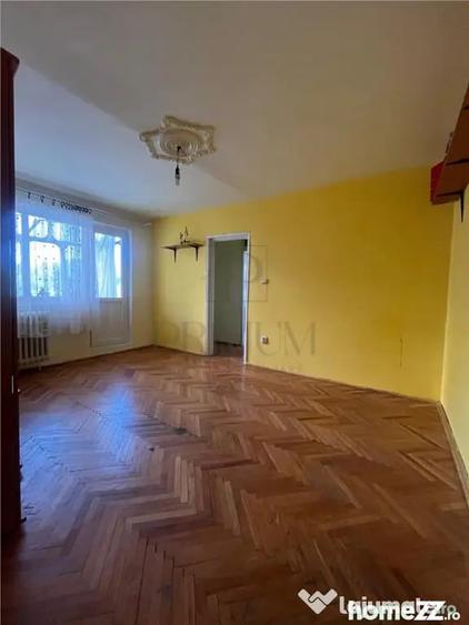 Apartament cu 4 camere semidecomandat în Soarelui