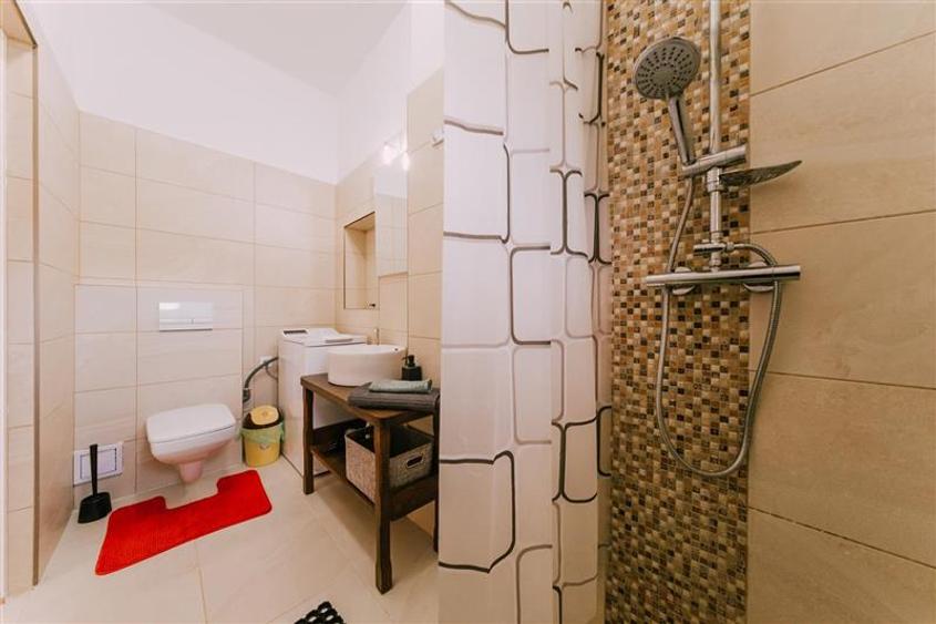 Apartament cu 3 camere nedecomandat, mobilat în Schei