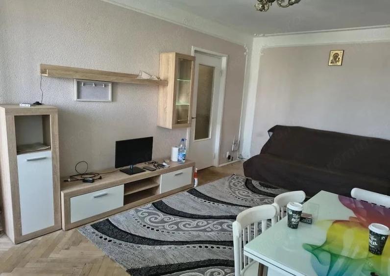 Apartament cu 2 camere semidecomandat în Filiași