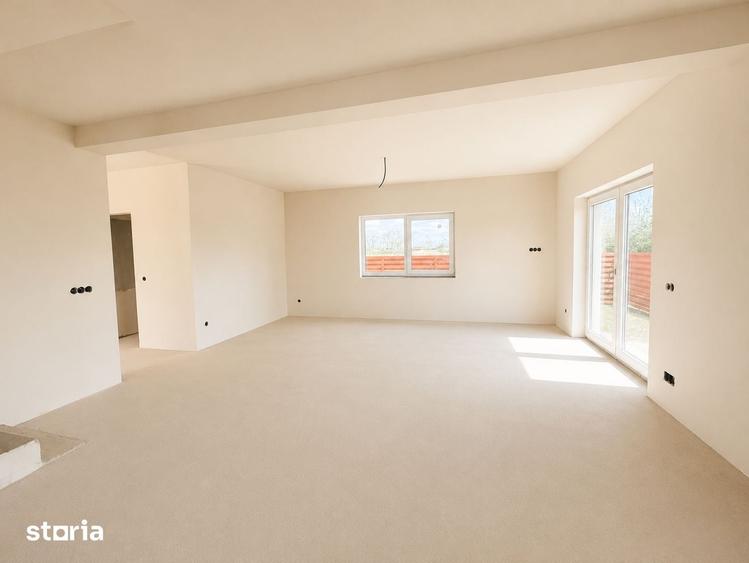 Casă cu 9 camere cu Teren 476 Mp în Jucu