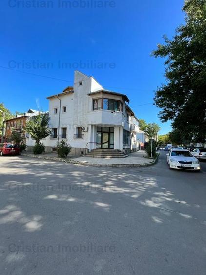 Casă cu 12 camere cu Canalizare în Central