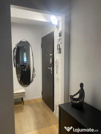 Apartament cu 3 camere semidecomandat în Băneasa