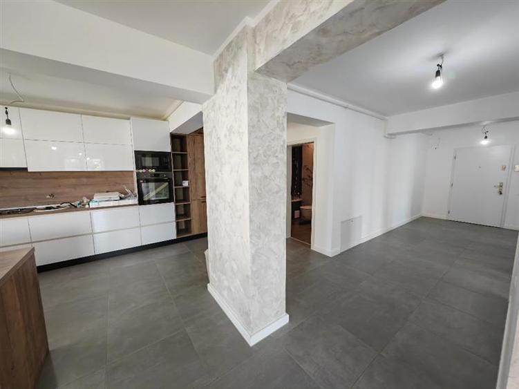 Apartament cu 3 camere decomandat, mobilat în Tractorul