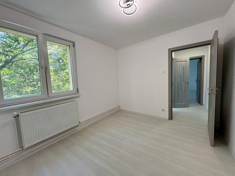 Apartament cu 3 camere semidecomandat în Alexandru Obregia
