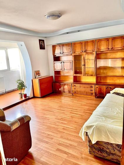 Apartament cu 3 camere semidecomandat în Mircea cel Bătrân