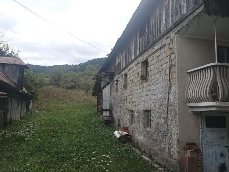 Casă cu 5 camere în Văleni