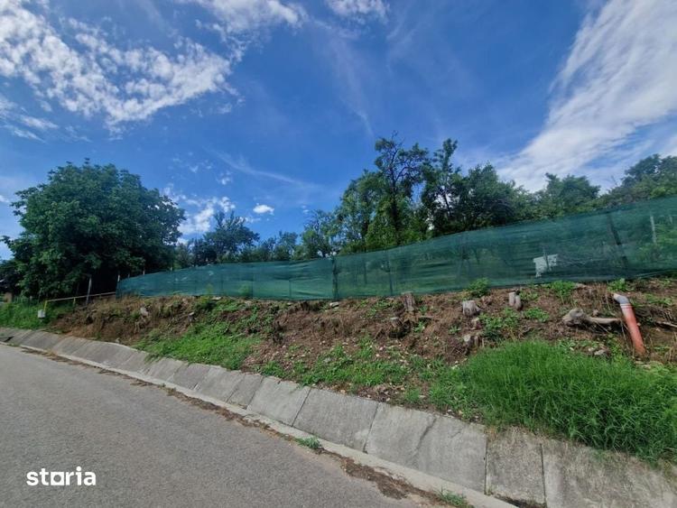 Teren de 1400 mp, în Albota