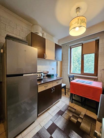 Apartament cu 3 camere semidecomandat în Calea București