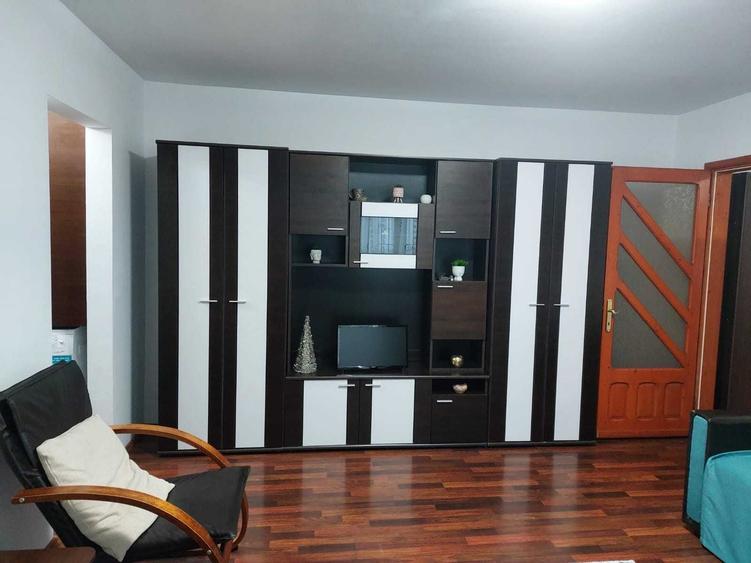 Apartament cu 2 camere semidecomandat în Rovine