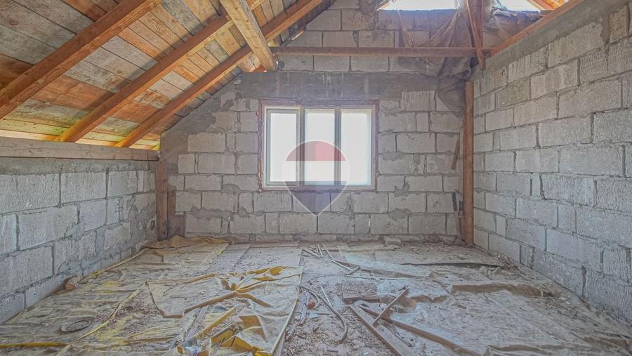 Casă individuală cu 7 camere cu Teren 533 Mp în Purcăreni