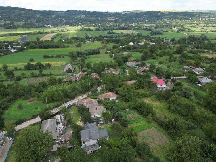 Casă cu 4 camere decomandat în Dobrovăț