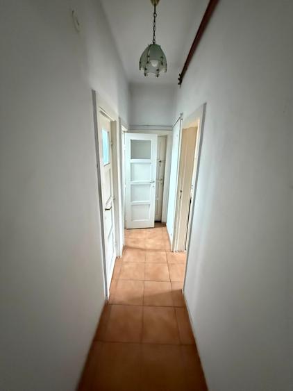 Apartament cu 3 camere semidecomandat în P-ța Victoriei
