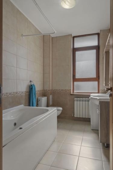 Apartament cu 3 camere decomandat, mobilat în Central