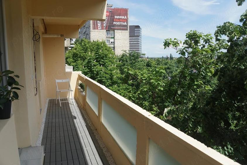 Apartament cu 3 camere semidecomandat, mobilat în Dacia