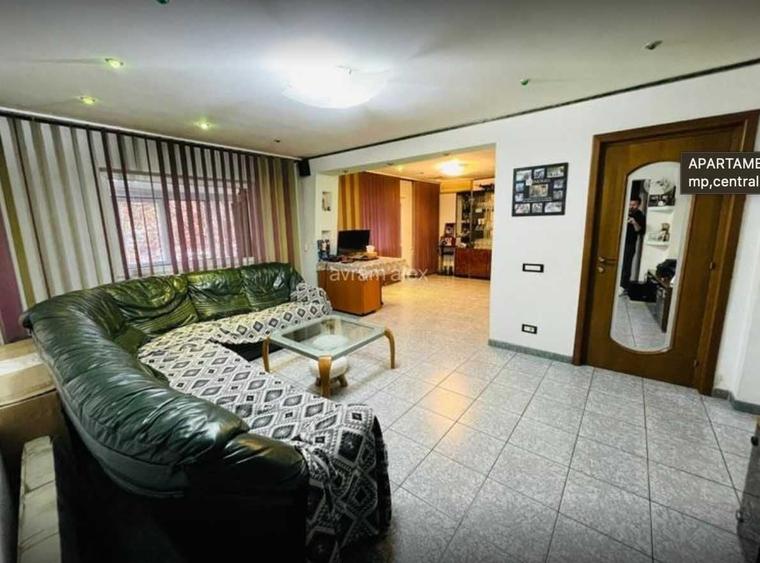 Apartament cu 4 camere decomandat în Vitan