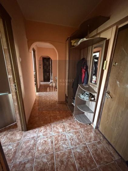 Apartament cu 3 camere semidecomandat în Pantelimon
